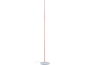 Eine Stehlampe, die orangefarbenes Licht ausstrahlt, vor schwarzem Hintergrund.