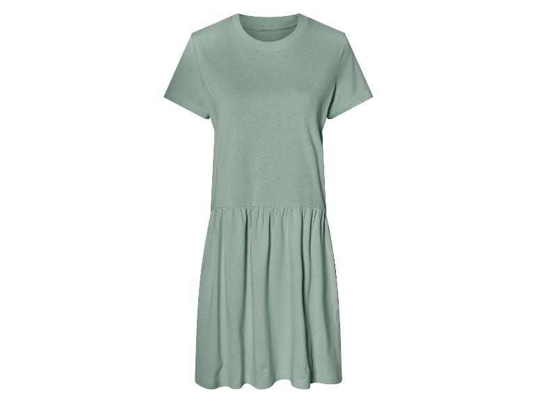 Salbeigrünes T-Shirt-Kleid, minimalistischer Stil.