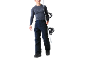 Mann in grauem Thermoshirt und dunkelblauer Skihose hält ein Snowboard.