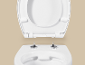 Weiße Toilettenschüssel mit hochgeklapptem Sitz und Deckel auf beigem Hintergrund.
