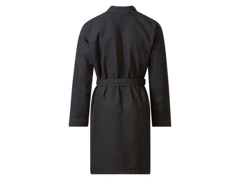 Ein schwarzer Bademantel mit Gürtel.