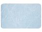 Eine hellblaue Badematte mit geometrischem Muster.