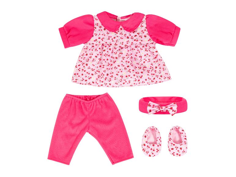 Rosa Puppenkleidungsset mit Kirschmusterkleid, Hose, Stirnband und Schuhen.