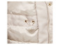 Detail einer beige Winterjacke mit Reißverschluss und Kordelzug.