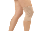 Frauenbeine mit hautfarbener Kompressions-Kniebandage.