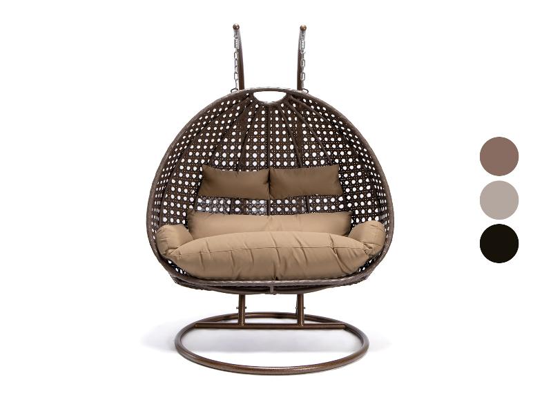 Brauner Hängesessel mit beigen Kissen