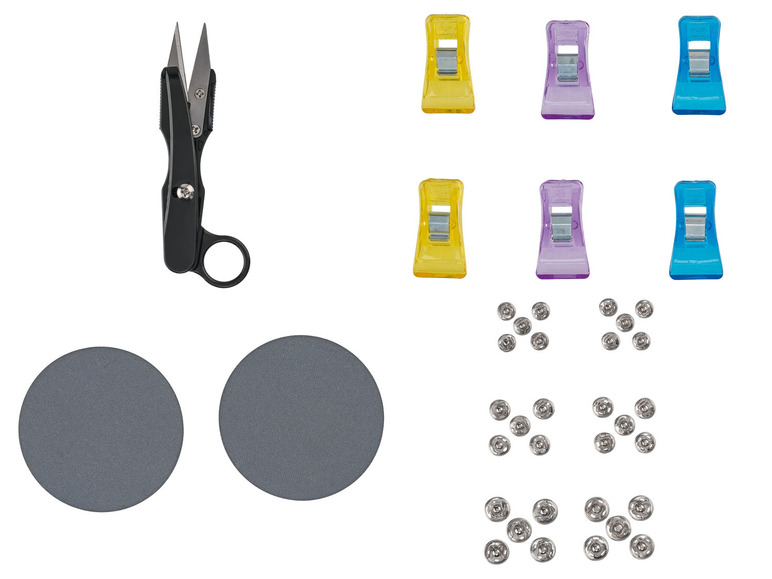 Ein Nähset mit Schere, Clips und Knöpfen.