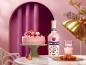 Limitierter Erdbeer-Sahnelikör, rosa Kuchen und Erdbeeren.
