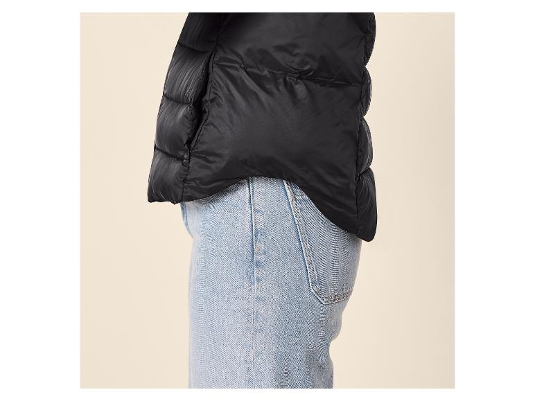 Schwarze Steppjacke und blaue Jeans