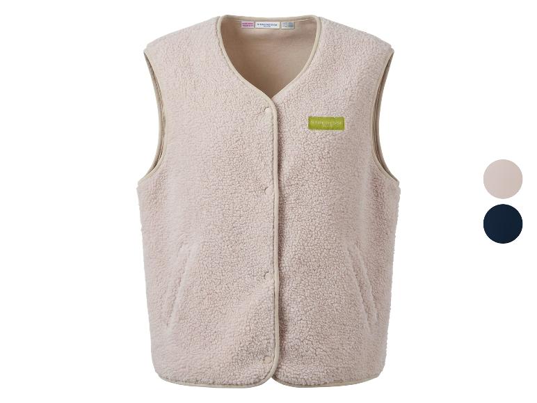 Beige Fleeceweste mit Knöpfen und grünem Aufnäher, mit Farbmustern in Beige und Marineblau.