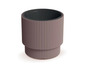 Ein rosafarbener Blumentopf mit gerippter Textur.