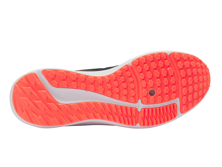 Die Unterseite eines schwarzen Laufschuhs mit einer orangefarbenen Sohle.