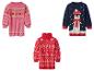 Drei Kinder-Weihnachtspullover: rosa mit Rentieren, blau mit Pinguin und rot mit Schneeflocken.