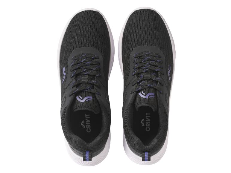 Schwarze Crivit Sneaker mit blauen Akzenten.