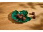 Schokoladenpralinen auf einem grünen blattförmigen Teller auf einem Holztisch.