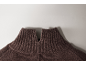 Nahaufnahme eines braunen Strickpullovers mit geschlitztem Stehkragen