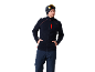 Mann in dunkelblauer Fleecejacke, Skihose und Mütze mit Skibrille
