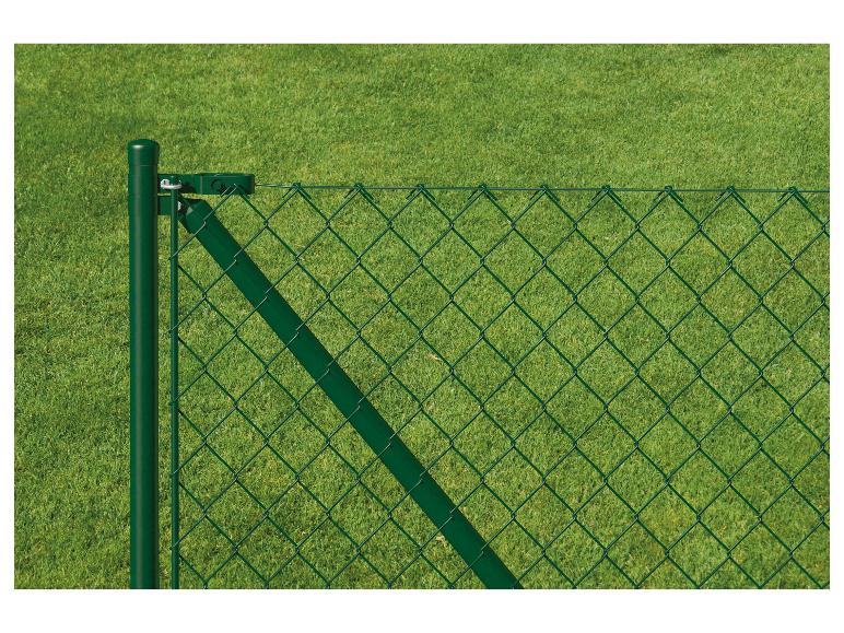 Grüner Maschendrahtzaun mit Pfosten: Lösung für den Garten.