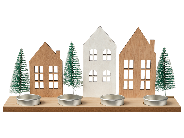 Hölzerner Weihnachts-Kerzenhalter mit Häusern und verschneiten Bäumen auf schwarzem Hintergrund.