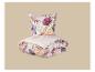 Kissen und Bettdecke mit Blumenmuster aus Pfingstrosen und Iris, mit rosa Streifen auf der Rückseite.