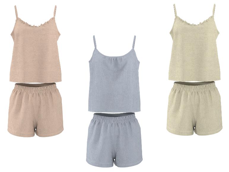Zweiteilige Pyjama-Sets in Beige, Blau und Creme.