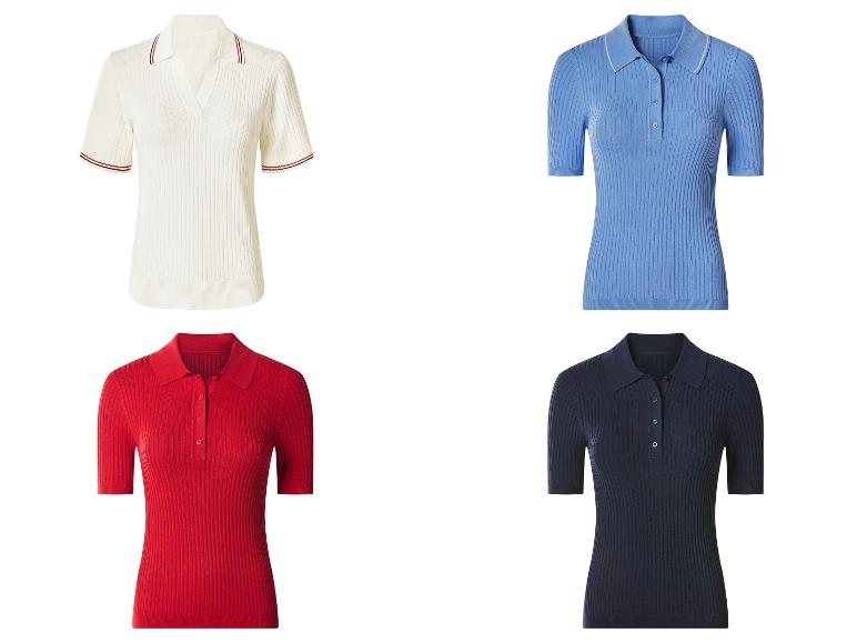 Vier gerippte Strick-Poloshirts in Weiß, Blau, Rot und Marineblau.