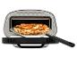 Elektrischer Pizzaofen mit einer frisch gebackenen Pizza auf einem Pizzaschieber.