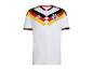 Weißes Fußballtrikot mit deutscher Flagge auf der Brust und kurzen Ärmeln.