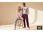 Karierte Pyjamas für Mann und Frau, der Mann trägt ein Oberteil mit 'LET'S STAY IN BED'.