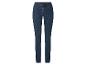 Dunkelblaue Damenjeans mit orangefarbenen Nähten.