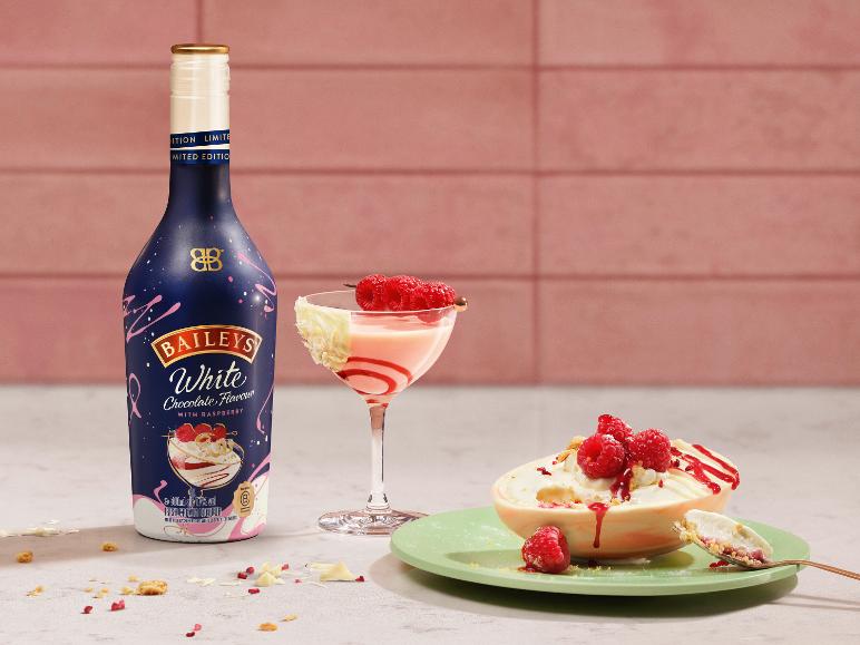 Flasche limitierter weißer Schokolade-Himbeer-Cremelikör, Cocktail und Dessert.