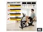 Ein Mann trainiert auf dem Christopeit Sitz-Ergometer RS 4000 im Wohnzimmer. [KI-generiertes Bild]