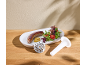Gegrillte Wurst mit Salat und Senf, dazu ein Wurstfüller und eine Lochscheibe.