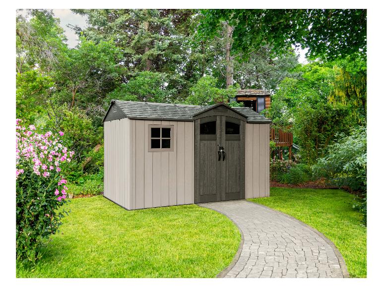 Beiger Gartenschuppen mit dunkelgrauen Türen und Dach, auf grünem Rasen mit gepflastertem Weg.