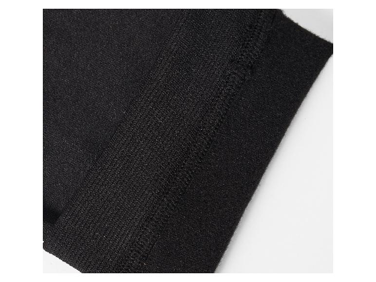 Nahaufnahme von schwarzem Strickstoff mit sichtbaren Nähten