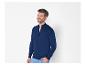 Mann trägt einen dunkelblauen Pullover mit Reißverschluss.