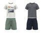 Zwei Kinderbekleidung-Sets mit T-Shirts und Shorts