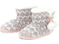 Gestrickte Hausstiefel mit rosa, grauem und weißem Rautenmuster, mit flauschigem Rand und Pompons.