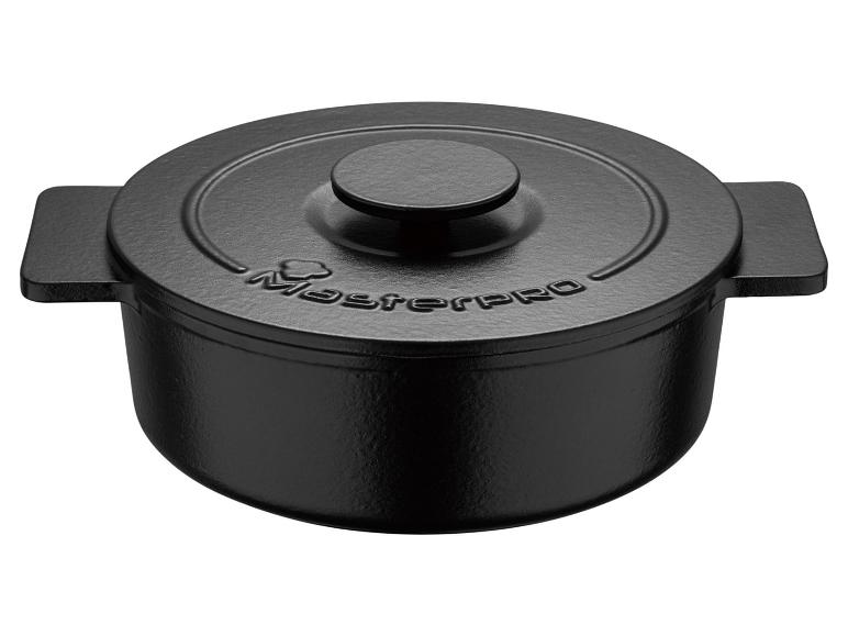 Ein schwarzer Gusseisentopf mit Deckel von MasterPro.