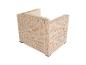 Geflochtener Outdoor-Sessel mit cremefarbenem Kissen.