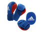 Adidas Boxhandschuhe und Pads in Blau und Rot.