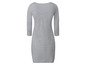 Ein graues Kleid mit Dreiviertelärmeln.