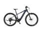 Dunkelblaues E-Mountainbike mit schwarzen Reifen und sichtbarem Motor am Rahmen.