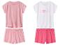 Zwei Pyjama-Sets: ein rosa gepunktetes und ein weiß-rosa mit „I love Sleep“.