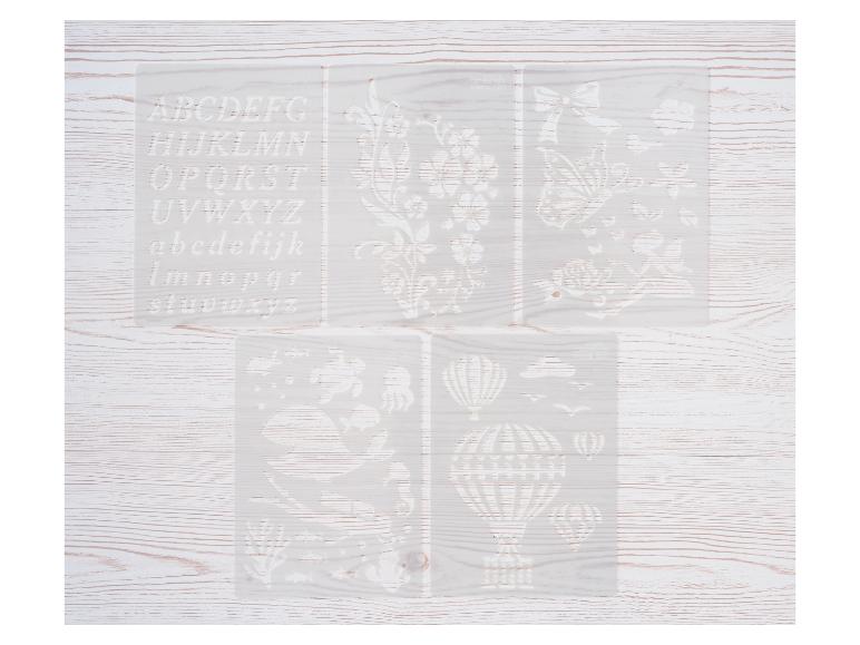 Vier klare Plastikschablonen mit verschiedenen Designs, darunter Buchstaben, Blumen und Heißluftballons.