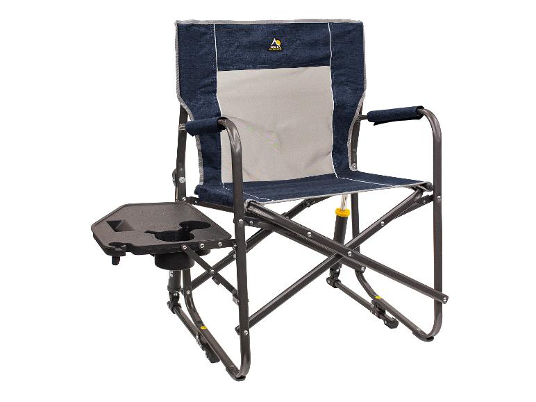 Ein Klappstuhl von GCI Outdoor mit einem Beistelltisch.
