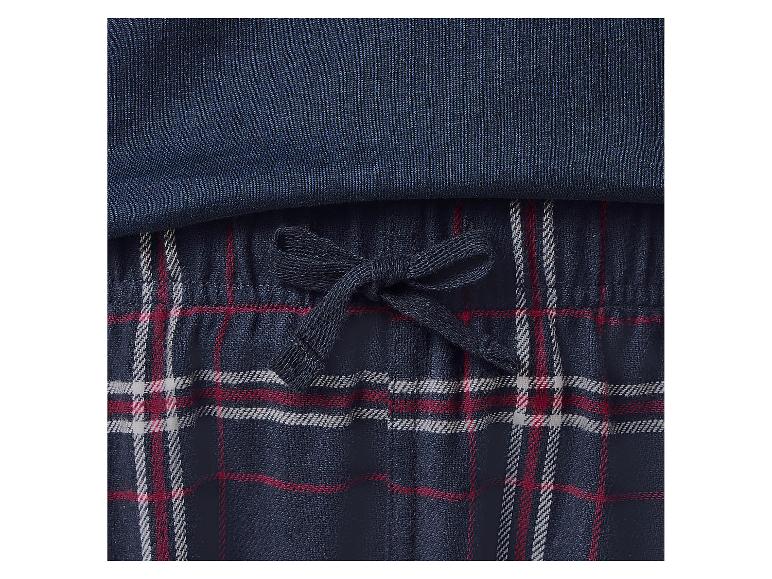 Nahaufnahme einer blauen karierten Pyjamahose mit Kordelzug, kombiniert mit einem einfarbigen blauen Oberteil.