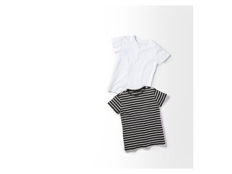 Zwei Kinder-T-Shirts: ein weißes und ein schwarz-weiß gestreiftes.