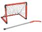 Miniatur-Fußballtor mit rotem Rahmen und schwarzem Netz, daneben ein roter und grauer Hockeyschläger.