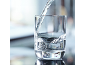 Klares Wasserglas füllt sich mit frischem Wasser